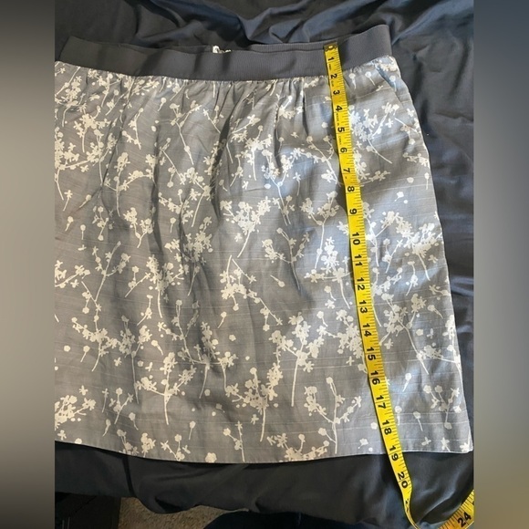 Ann Taylor Gray and white Floral skirt - Picture 4 of 7